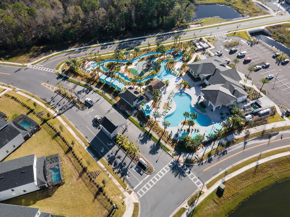 Private Pool and BBQ at Storey Lake 5BR