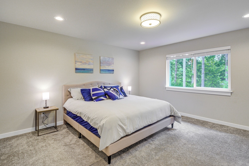 Lakefront Home by Gig Harbor: Quiet Family Retreat view 5