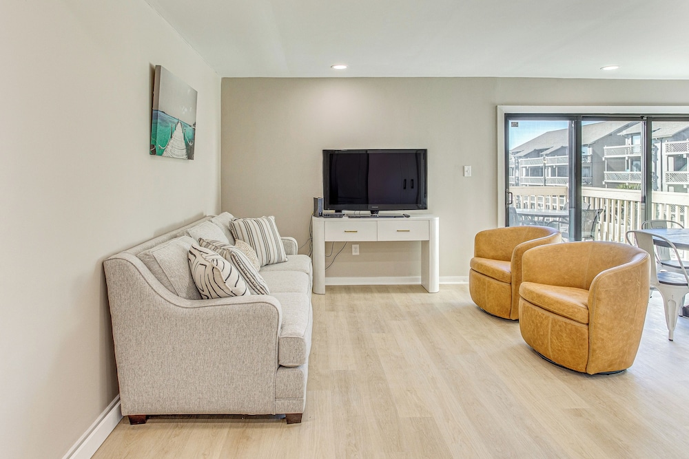 Walk to Ocean: Pool-view Condo in Myrtle Beach!