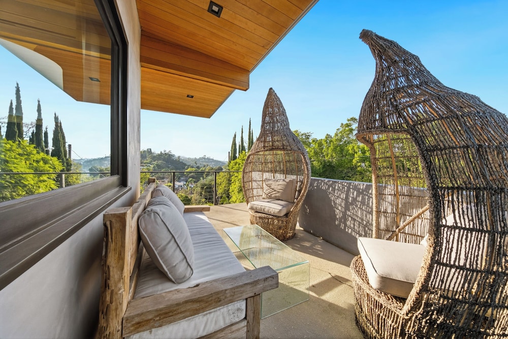 Farley Court - Stylish Hillside Residence With Stunning Views