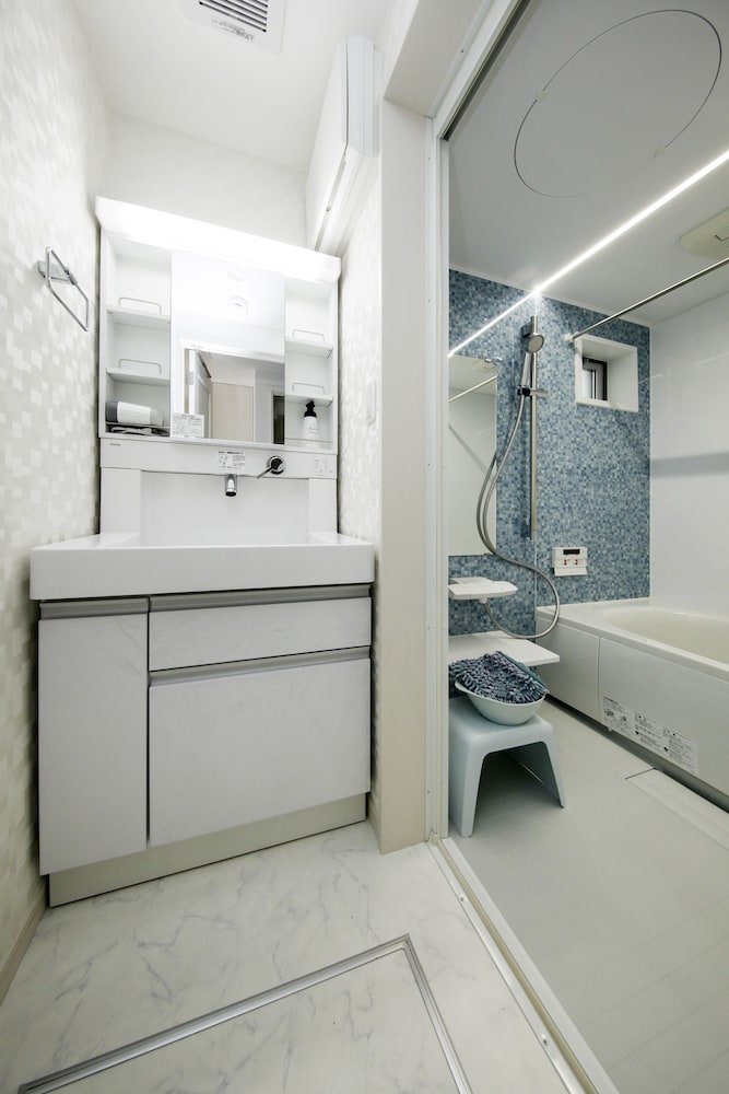 Higashi-Rokugo House WHITE by Tranova