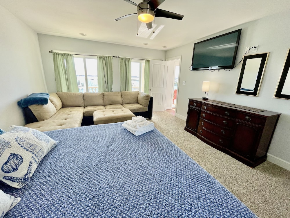 Big Waterfront House W/ Amazing View And Swim Deck 3 Bedroom Home