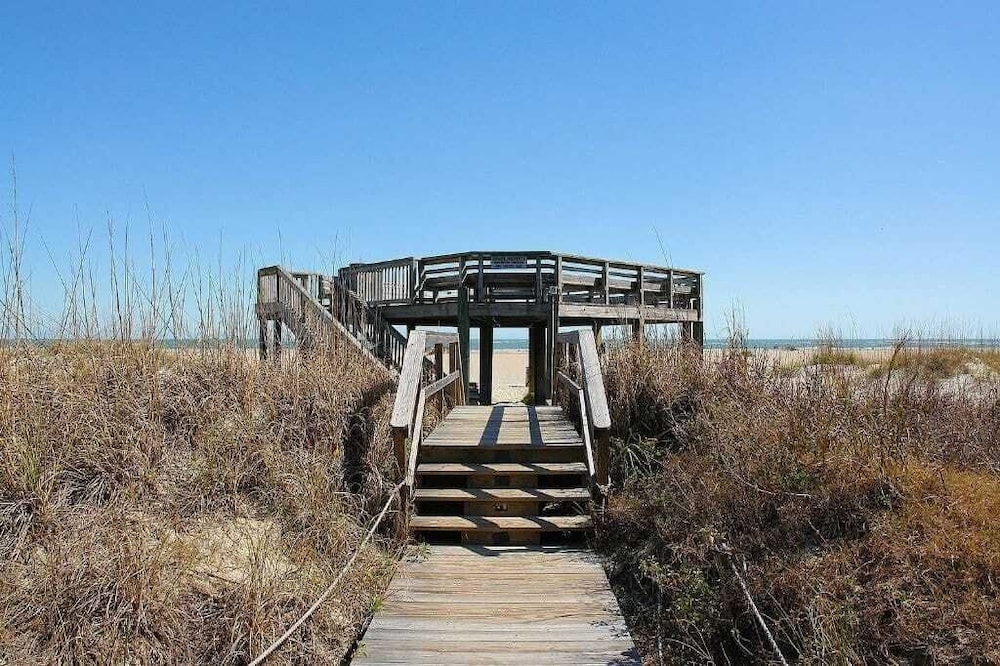 Beachfront, Pool Access, Balcony w/ Oceanview 222 D Shipwatch by Avantstay