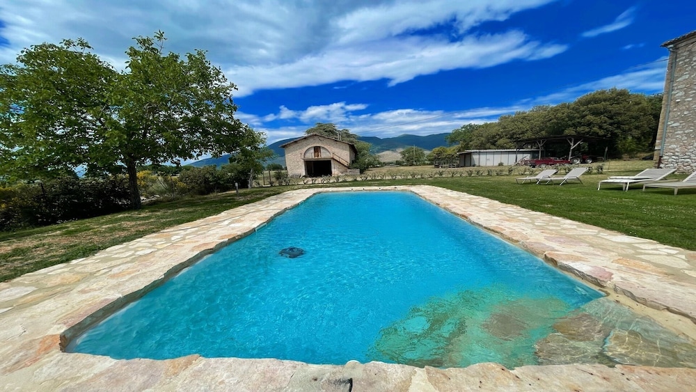 Open Pool Villa in Italy - Spoleto Umbria - Property Image 10