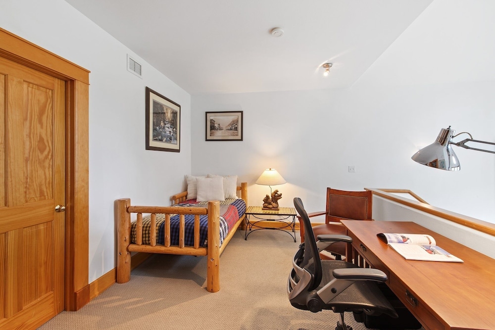 Polecat Chalet 4 Bedroom Home by RedAwning