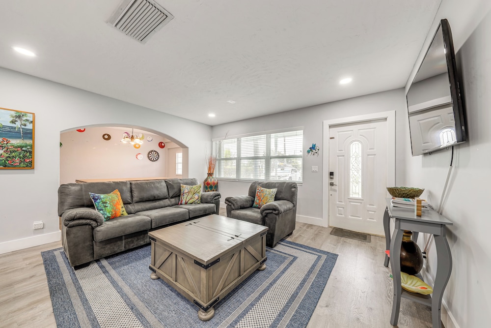 1 Mi to Beach: Sunny Lantana Cottage w/ Pool!