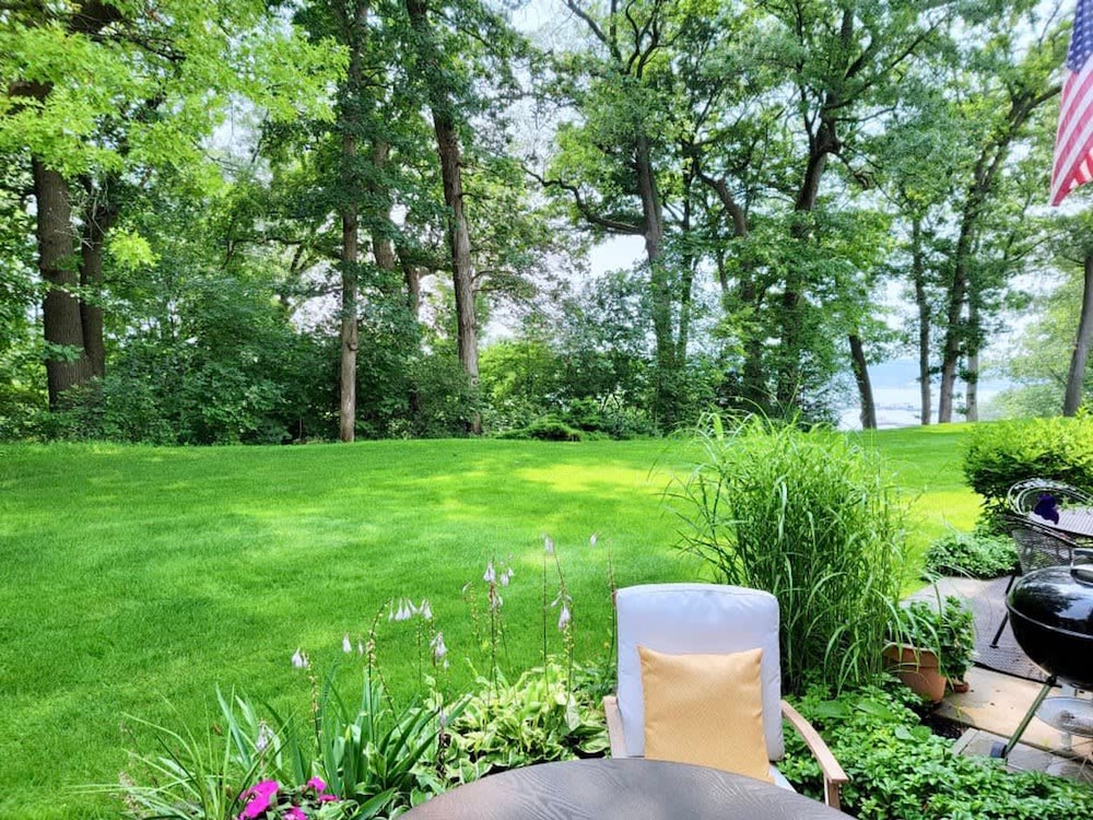 Charming Bayview - Downtown Condo With Pool