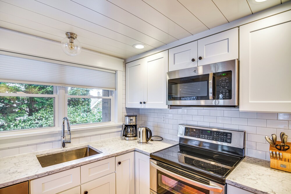 Walk to Beach: Jamestown Home w/ Bridge Views!