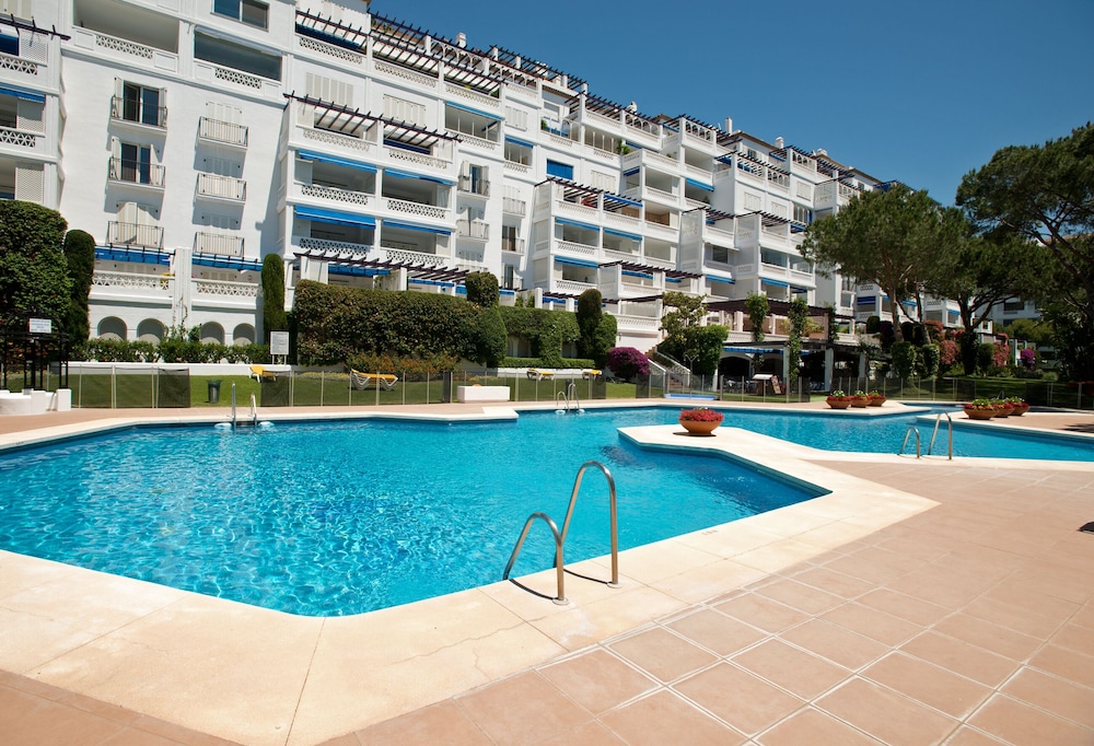Beachfron Puerto Banus, 2 bed apt Playas Del Duque, Free Wifiparking 3 Pools photo 4