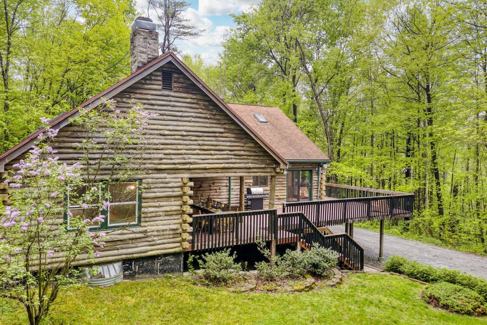 Half Moon by Avantstay 4BR Cabin w/ Large Deck & Yard w/ Patio & Outdoor Dining view 4