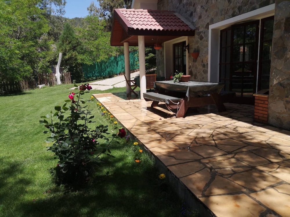 Villa Enriette - Panoramic Mountain Retreat in Pano Platres, Cyprus