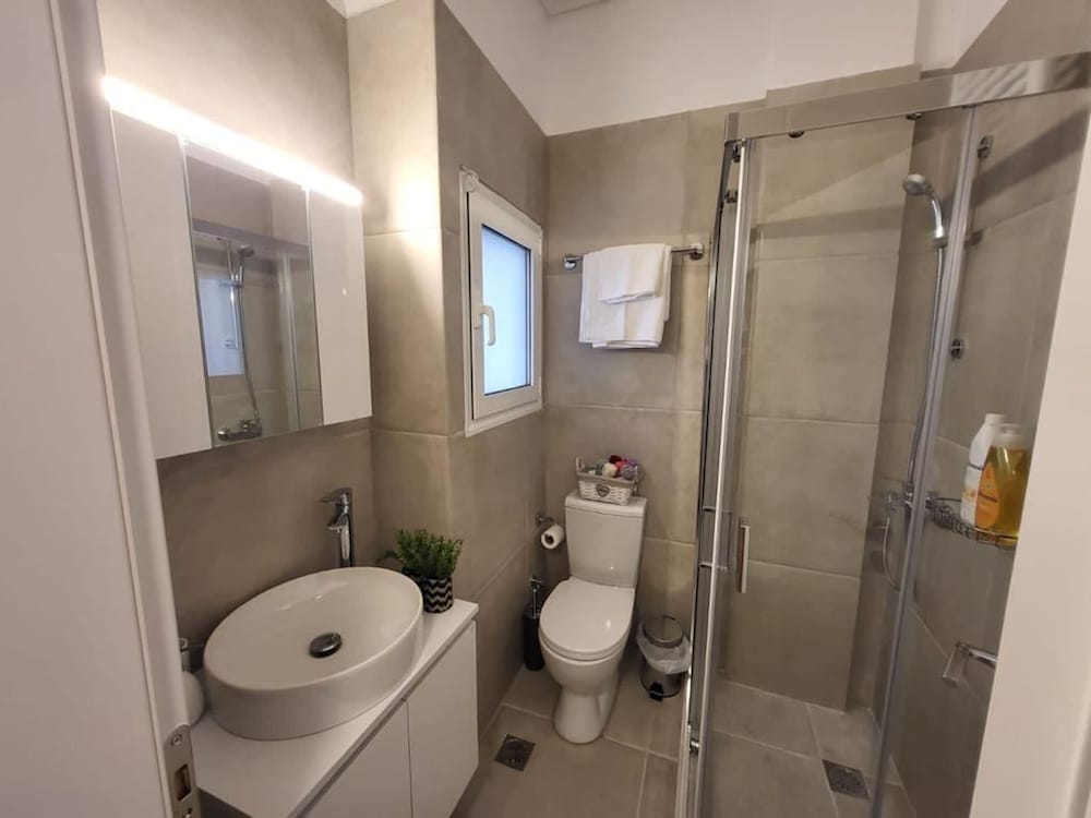 2 bd Renovated Flat at Acropolis