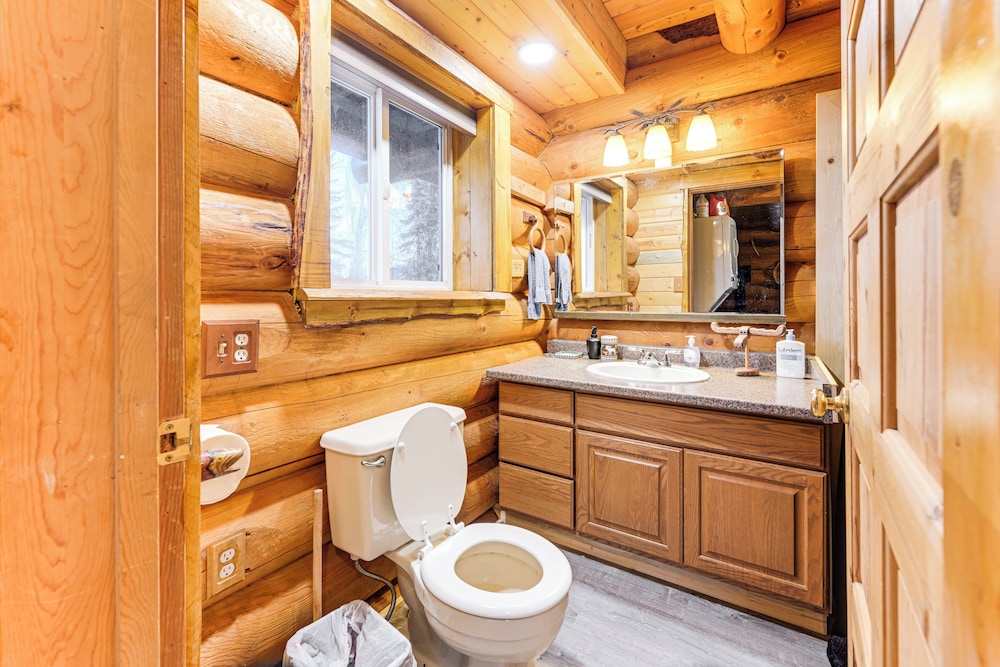 3 Mi to Kenai River: Secluded Sterling Cabin!