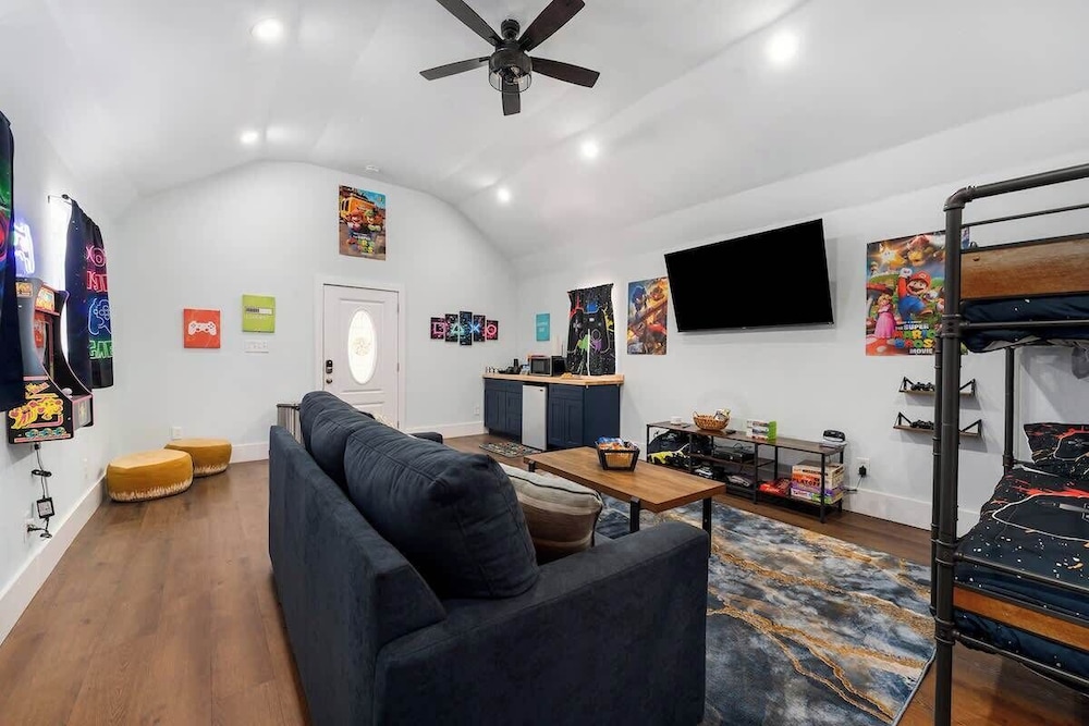Terracotta Retreat/ Sleeps 30!