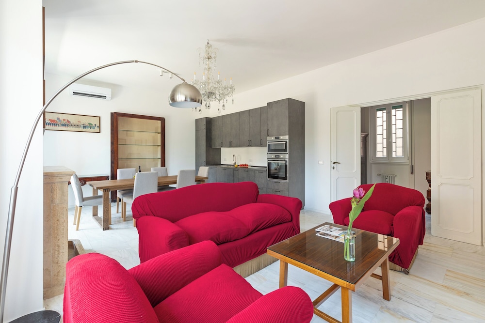 Bright And Spacious Family Apartment In Parioli