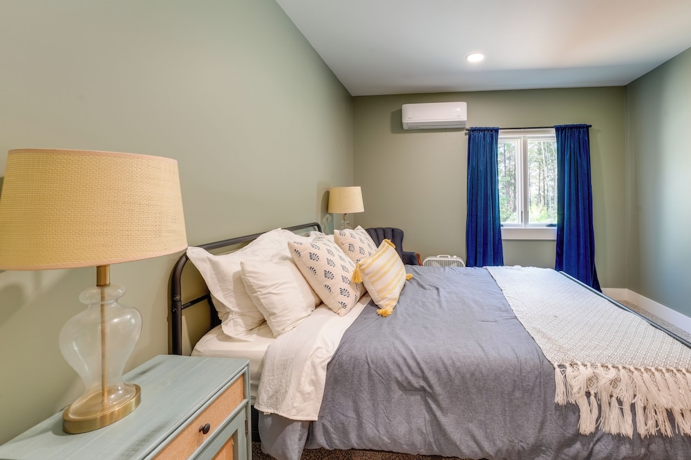 400 Acres on Lavender Mtn: Getaway w/ Hot Tub!