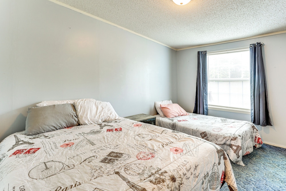 3 Mi to Dtwn: Pet-friendly Farm Retreat in Paris!