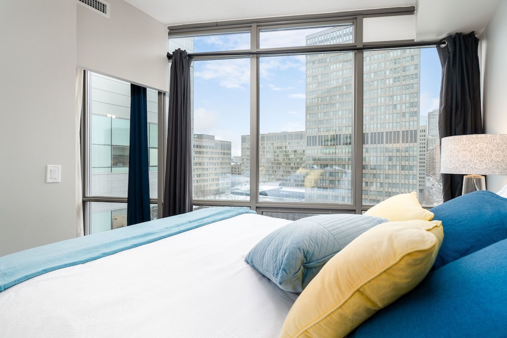 QuickStay - Luxurious 2-Bedroom Condo, Downtown Core - Image 2