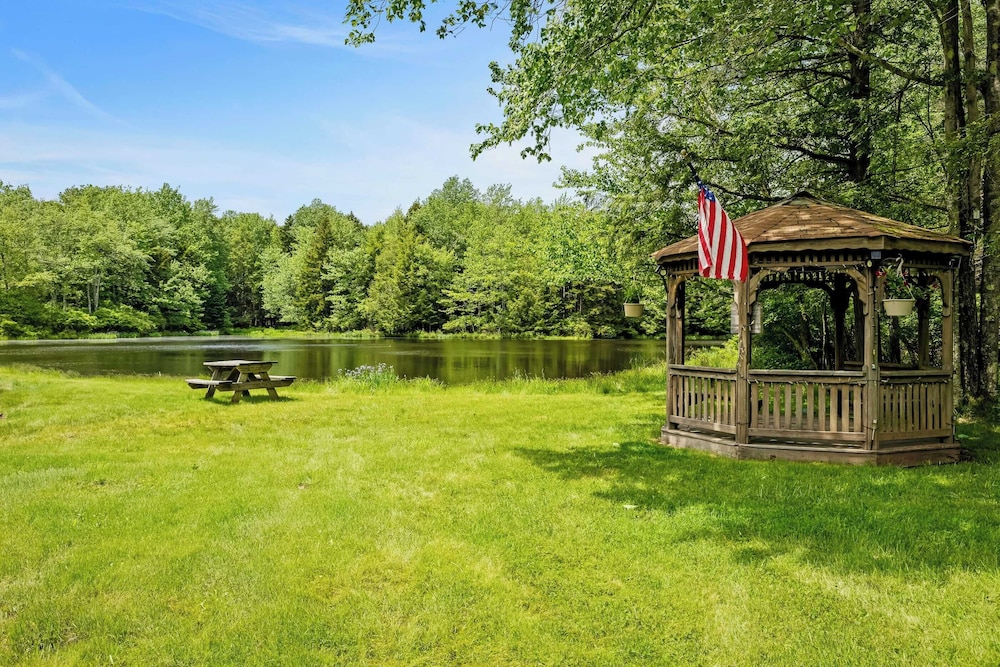 Atlas Point Lodge Sauna, Fireplaces, Kayaks, Lakes + Pet-friendly Yard