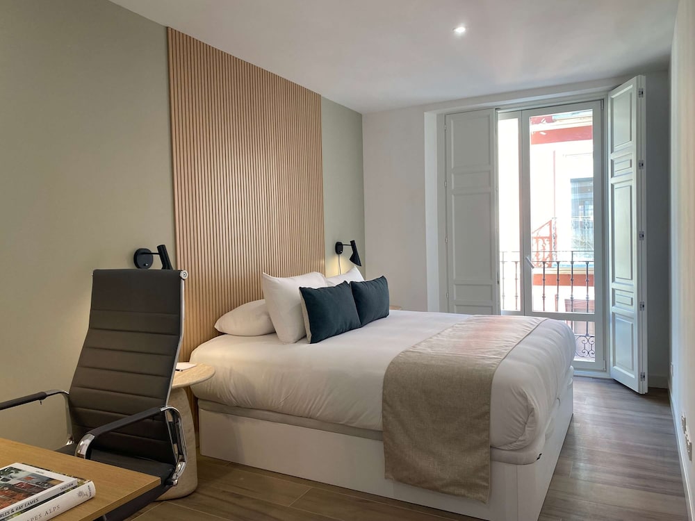 w Trendy 2BR w Sunny Terrace in Chueca