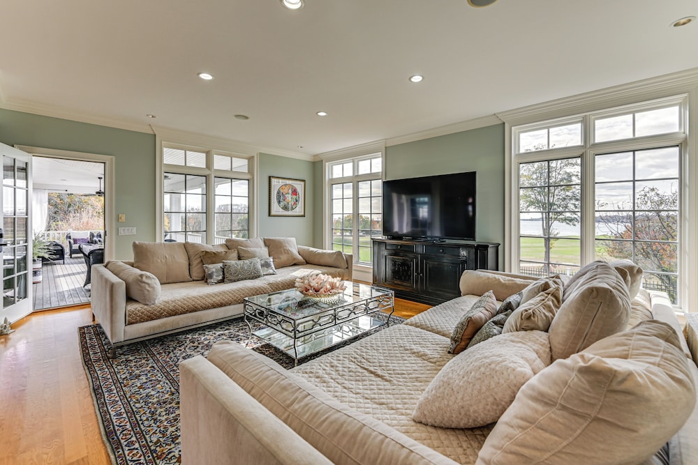 Groton Home < 1 Mi to Beach on Long Island Sound!
