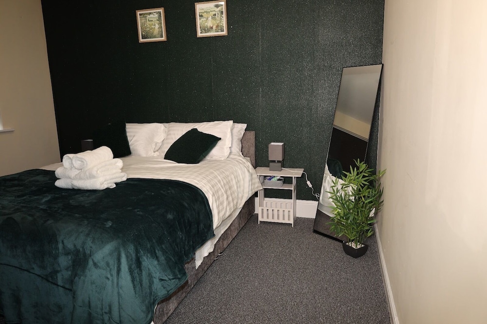 Nottingham 5-br, Sleeps 11 w/ Garden & Parking