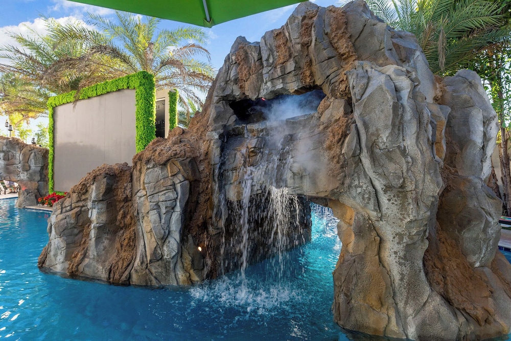 Luxury Mansion w Pool Sleeps 60