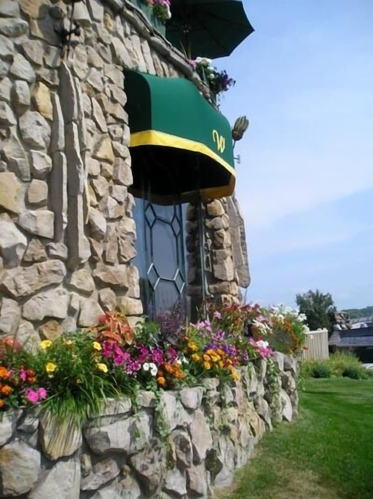 Hotel Weathervane Terrace Inn and Suites