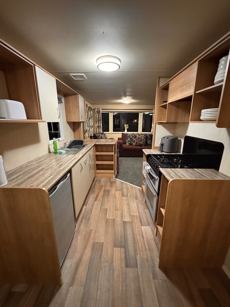 2 Bed Caravan - Sleeps 6 - Pet Friendly, Parking