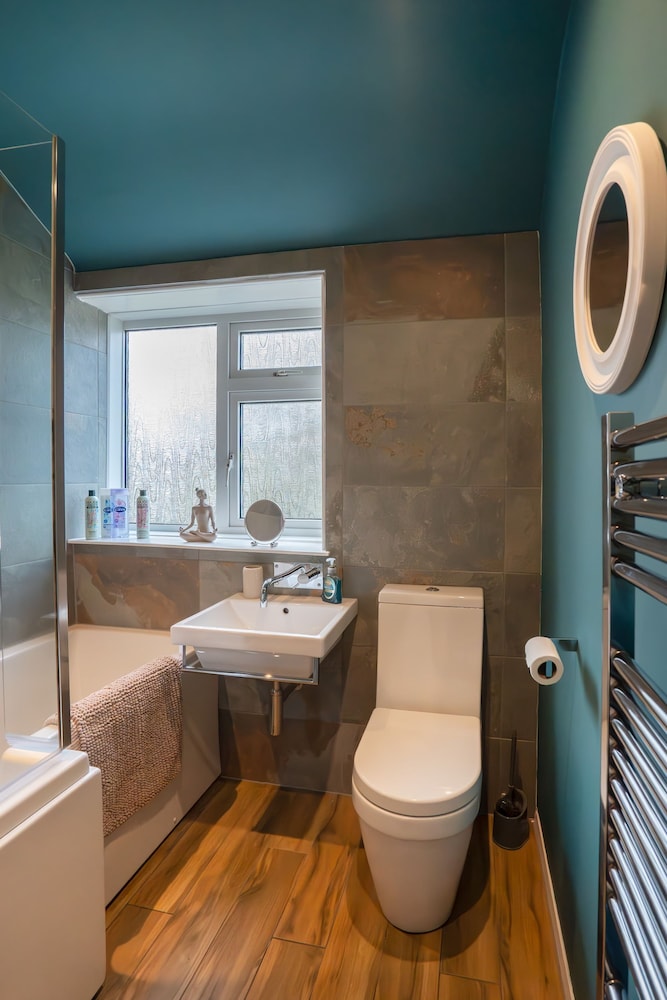 Large-2 Bed House-free Parking