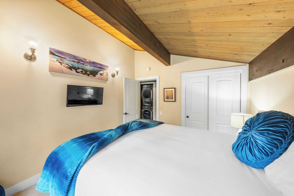 Near Ski, Beach, & Hiking Trails + Clubhouse Pool & Hot Tub Access Juanita Blue by Avantstay