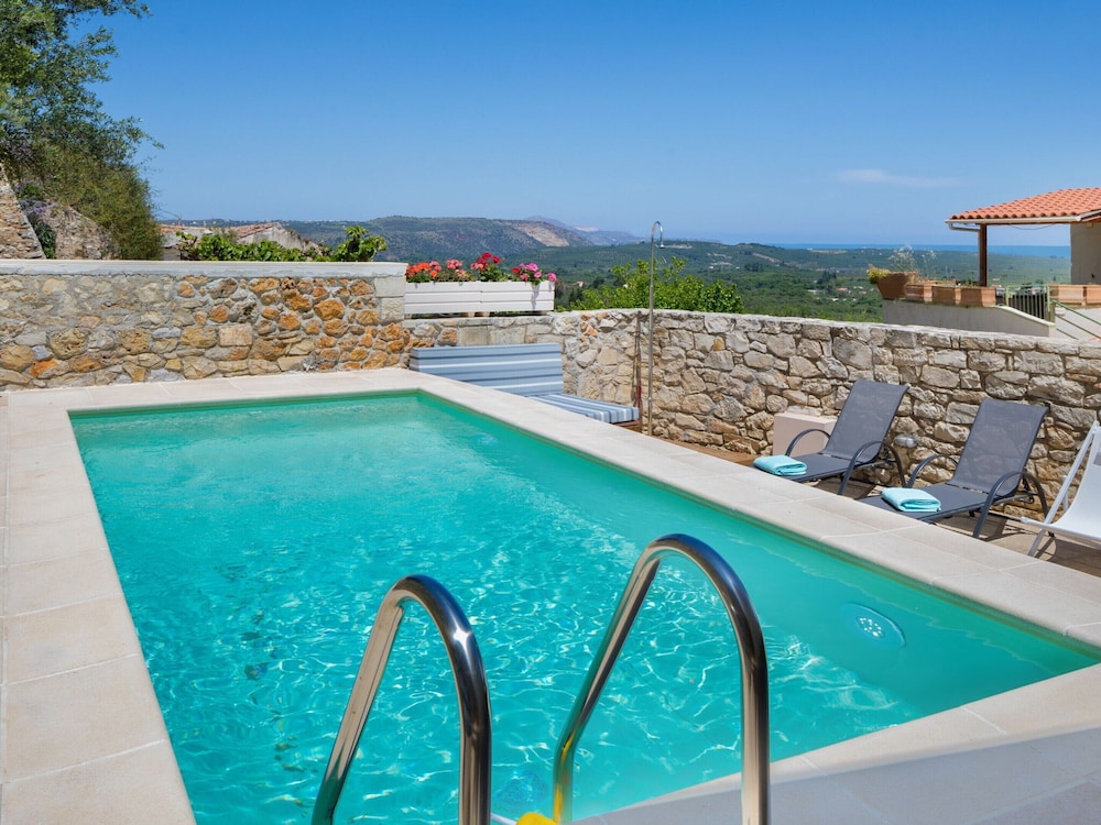 Cozy Holiday Home With Pool and Whirlpool in Maheri