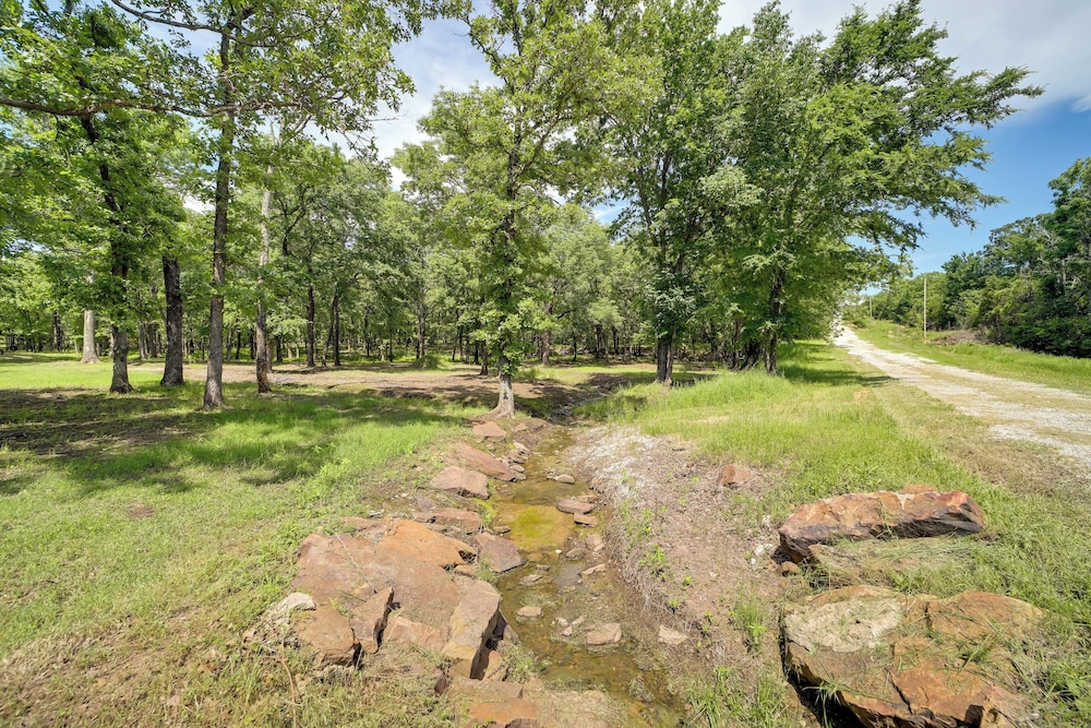 Cabin in Petrified Forest Near Eufala Lake!