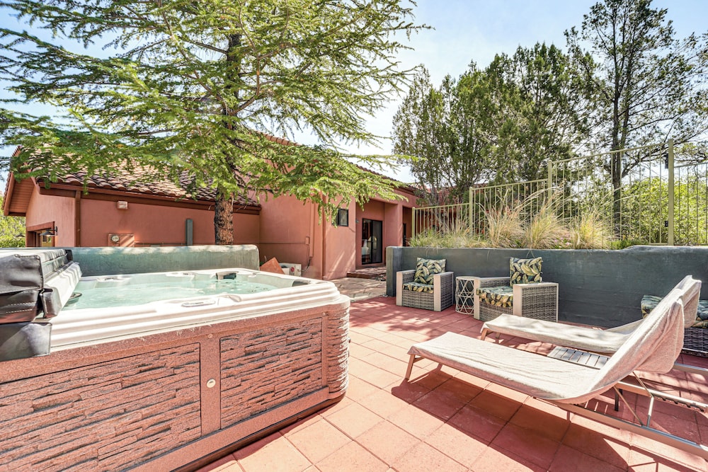Group Getaway w/ Outdoor Oasis in Sedona!