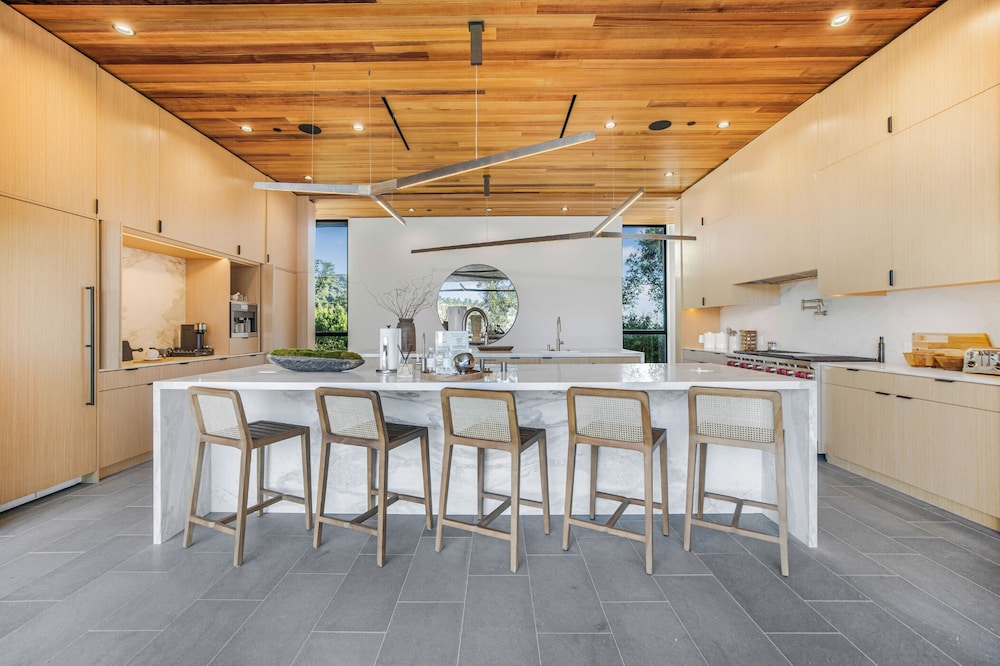 Oak Pass Manor: Indoor-outdoor Luxury With Pool, Sauna & Panoramic Views