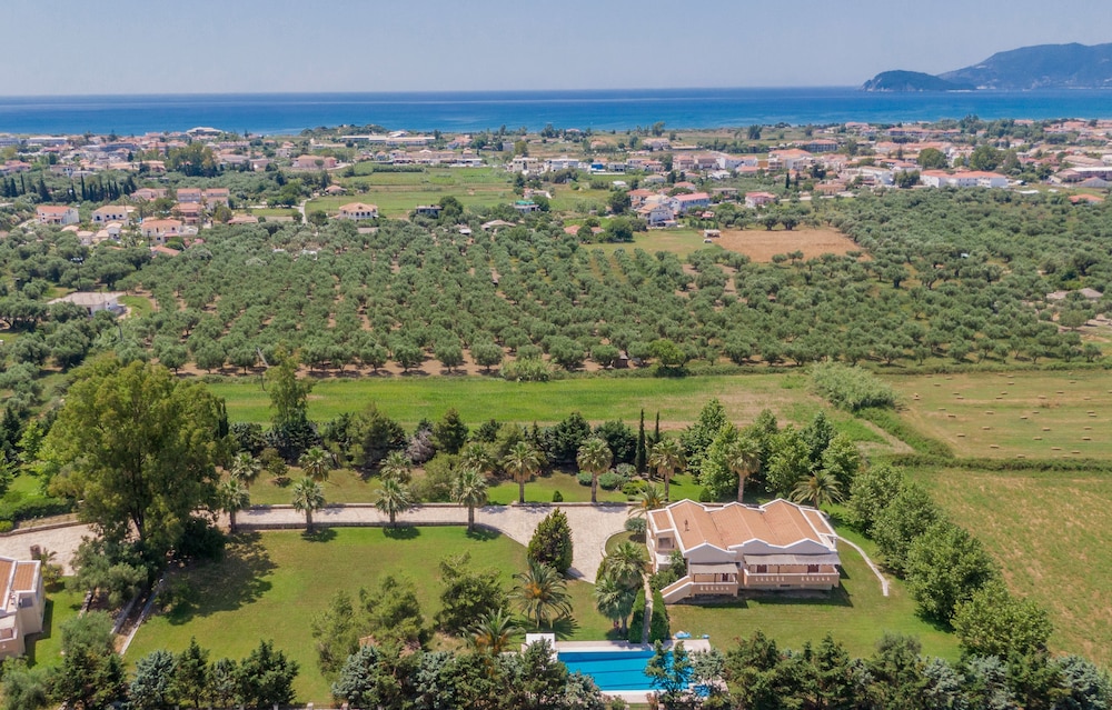 Leone Luxury Villas