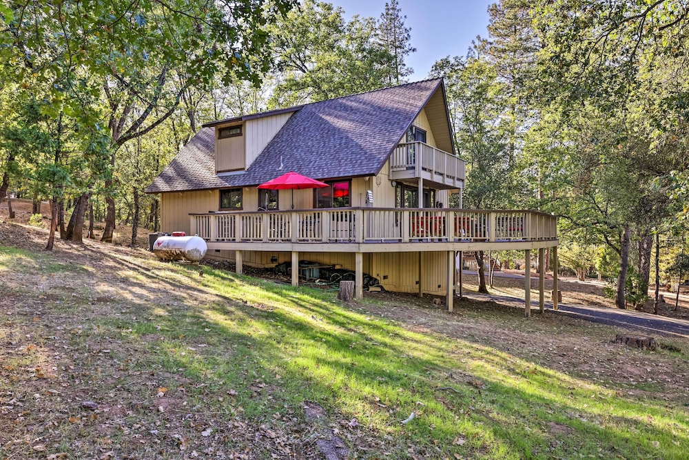 Spacious Groveland Cabin w/ Wraparound Deck! view 4