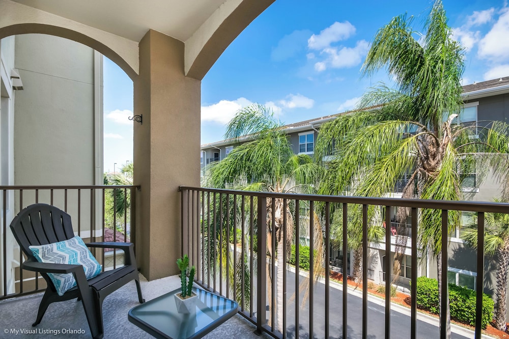 Cozy Vista Cay Condo, Right Next to Clubhouse!