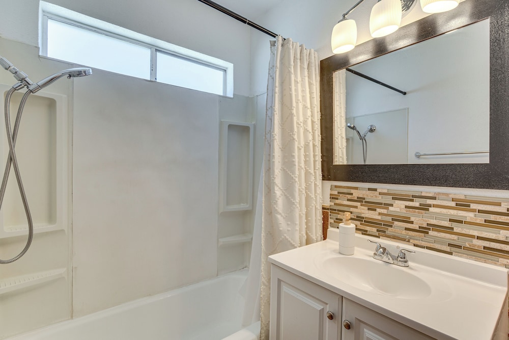 4 Mi to Csusb: Updated Home Near Shops & Eats