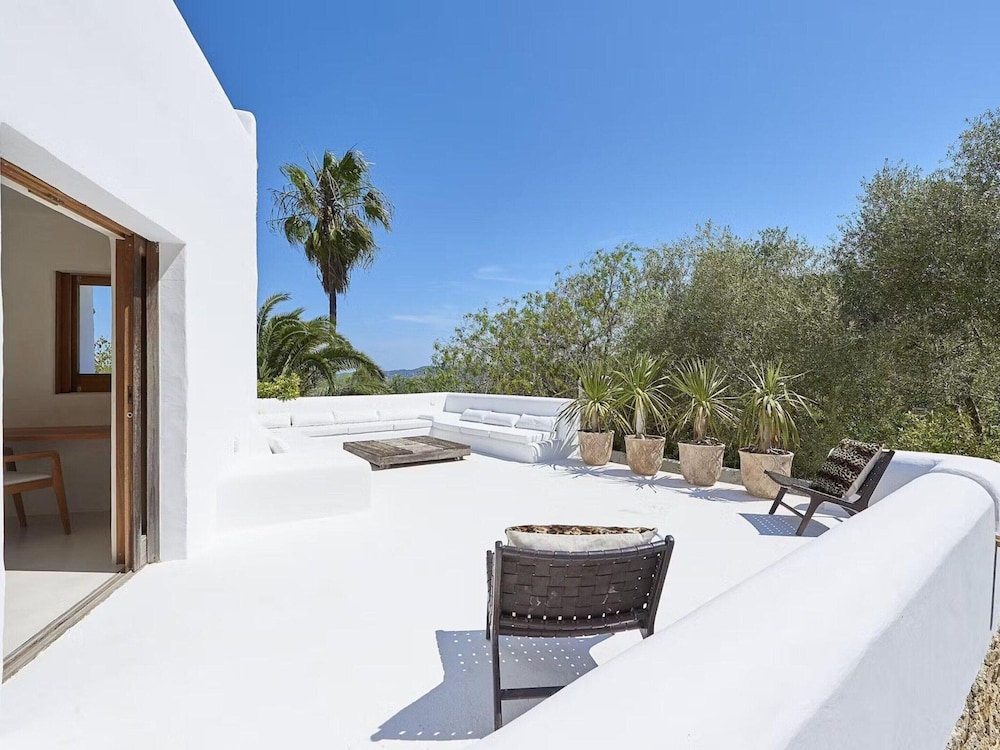 Idyllic Villa With Swimming Pool