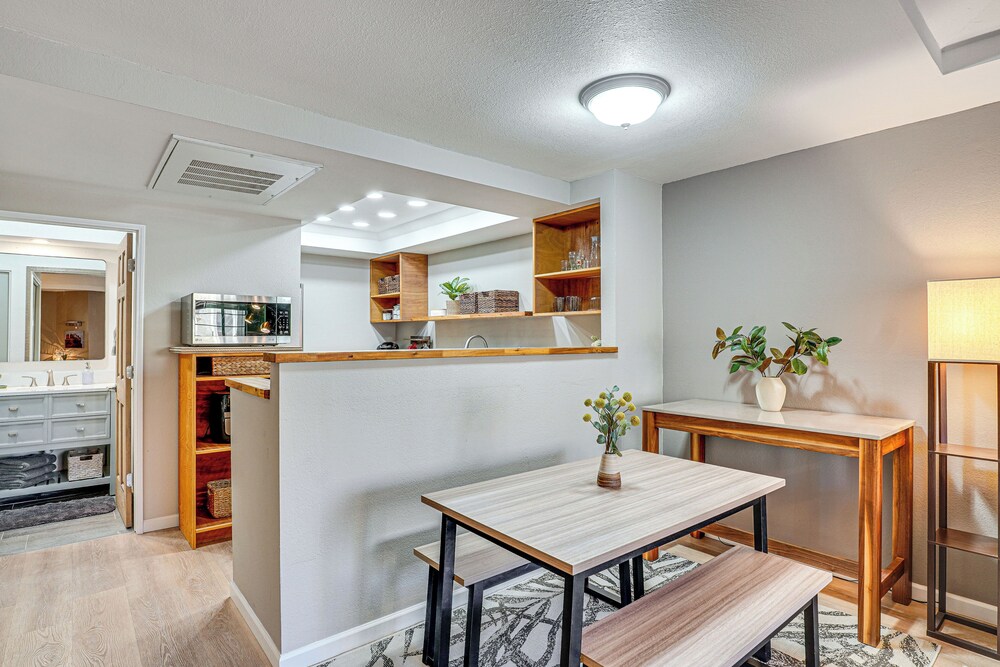 2 Mi to Tucson Mall: Condo w/ Pool & Hot Tub!