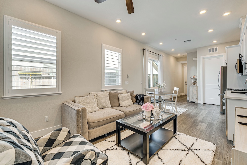 Fenced-in Yard: Apt 7 Mi to Westfield Galleria