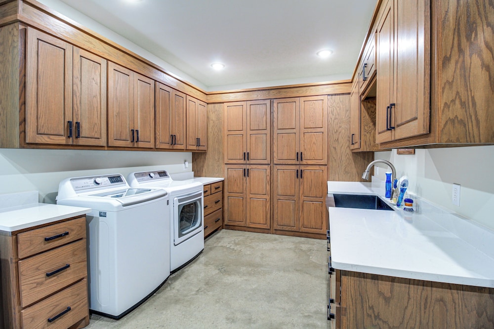 Great for Groups: Family Creekside Home in Loretto