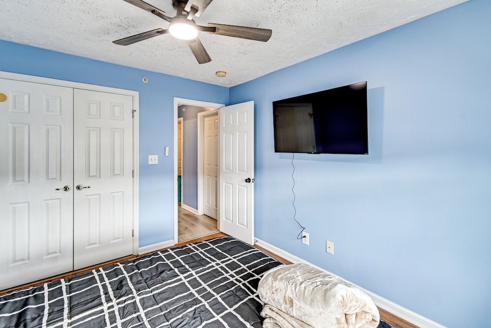 Lake & Pool Access, Home Gym: Fayetteville Condo!