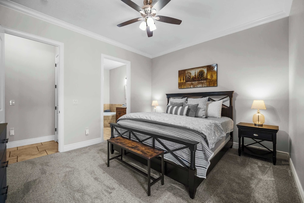 Pool & Sunshine Retreat - Resort-style Amenities