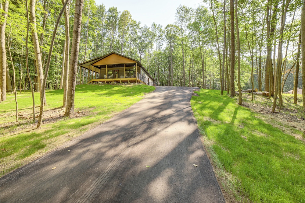 Lake Access, Pools & More: Family Home in Stanwood
