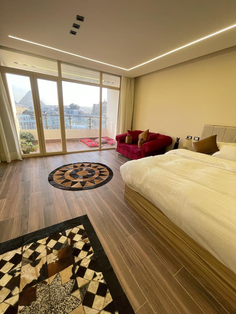 Roone Pyramids View Inn
