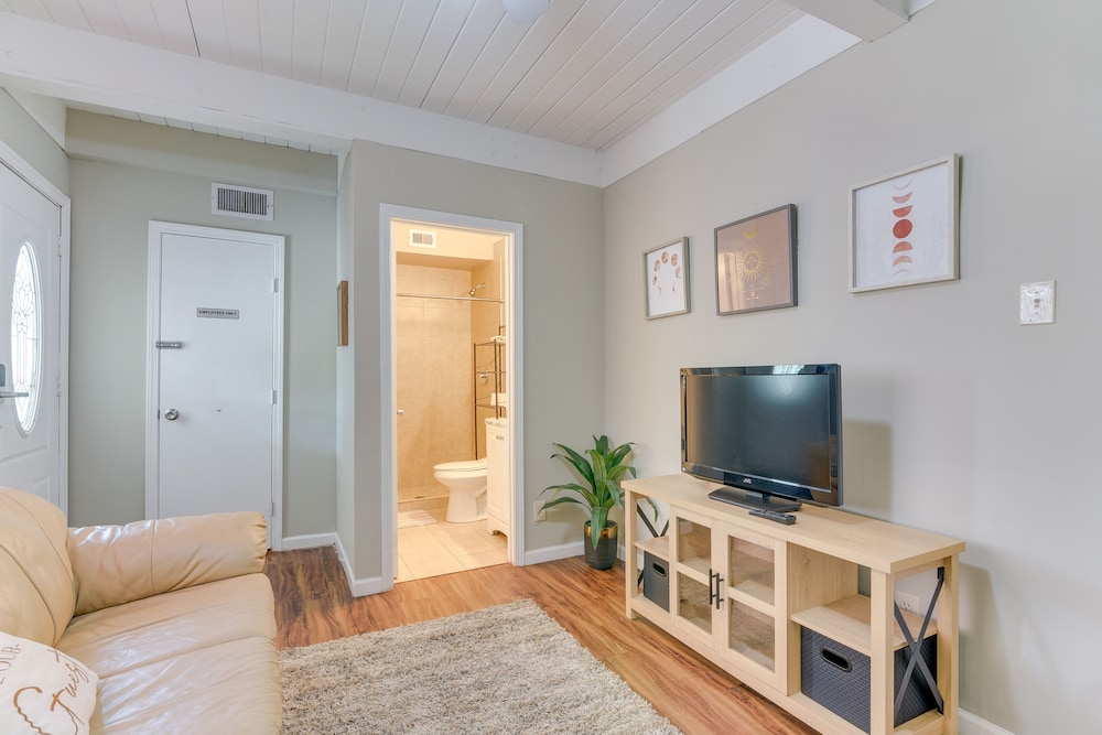 < 1 Mi to Pleasure Pier: Unit in Galveston!