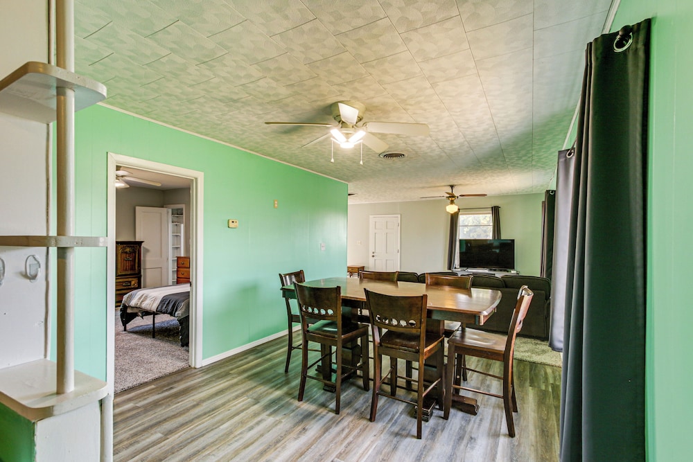 2 Mi to Phillips 66 Refinery: Home w/ Yard