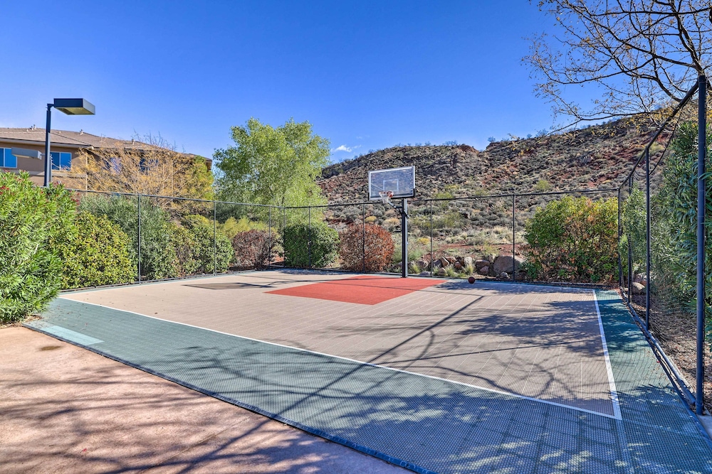 25 Mi to Zion: Rock 'n' Roll Condo w/ Mtn View!